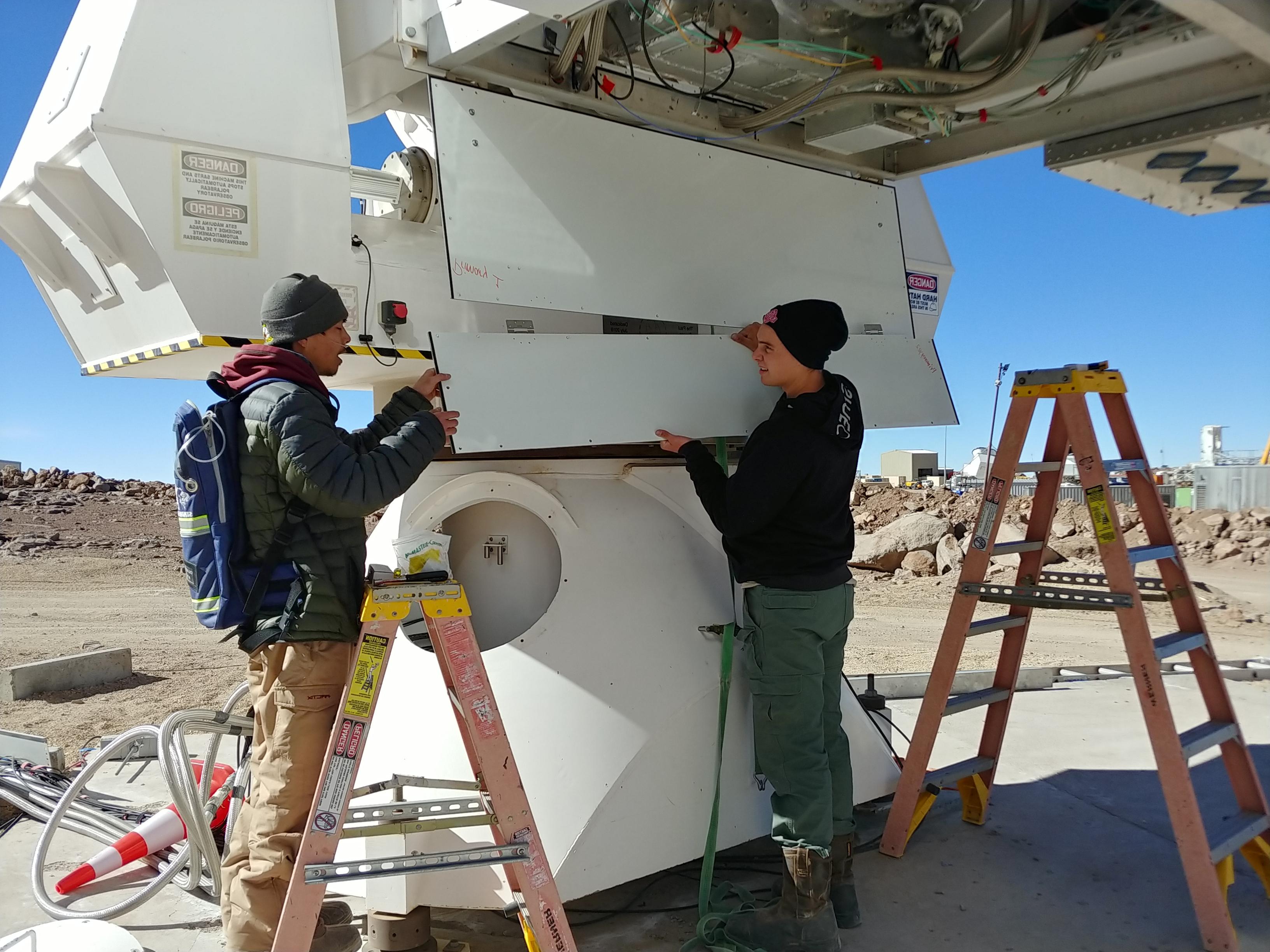 韦斯特蒙特大学的学生雅各布·纳尔逊和迈克尔·卢在智利的西蒙斯阵列研究望远镜
